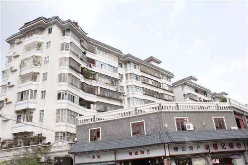 六盤水樹脂仿古門頭隔熱瓦 高質(zhì)量耐用壽命長塑料防腐瓦四合院別墅用 asa樹脂梯形瓦批發(fā)價格